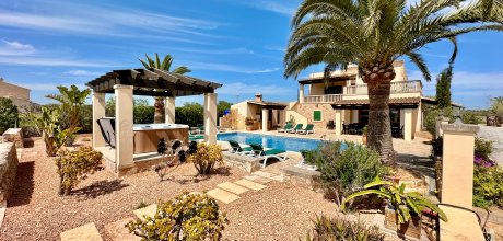 Mallorcan-style villa with jacuzzi and pool for 14 people