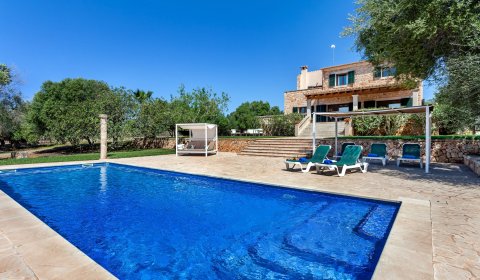 Stilvoll eingerichtete Villa auf großem privaten Grundstück mit Pool & Whirlpool-Badewanne