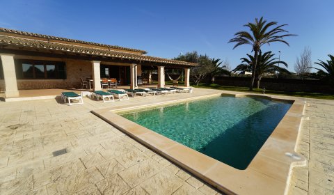 Familienfreundliches Ferienhaus mit 4 Schlafzimmern, Pool mit integriertem Whirpool und Gasgrill nahe Stadtzentrum von Santanyí