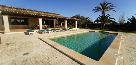 Family-friendly vacation home with 4 bedrooms, pool with integrated whirlpool and gas barbecue near Santanyí town center