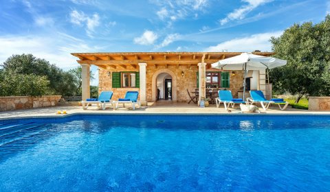 Bezaubernde kleine Finca im traditionellen mallorquinischen Stil mit Pool & Blick ins Grüne