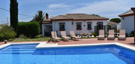 Modernized vacation home with pool & fireplace, only 2 km from La Barrosa beach
