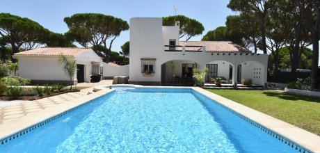 Stilvolle Finca mit komfortabler Einrichtung, Pool & Whirlpool-Badewanne