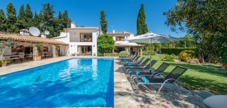 Luxury villa on an impressive property in an elegant residential area near the beach