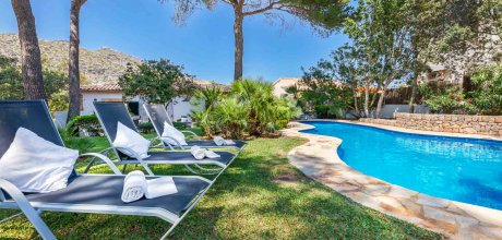 Beautiful holiday home with pool & close to the sand beaches