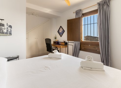 Hauptschlafzimmer mit Arbeitsplatz (Bürostuhl optional)