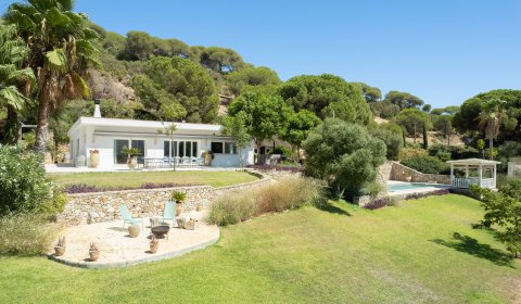 Stylish property with main house, guest house, basketball court & pool on a dreamlike property in the idyllic “El Soto”