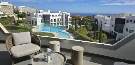 Spectacular modern apartment with large terrace and sea views, for 4 people
